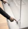 Detalle liberación puerta mampara de ducha frontal S300 vidrio transparente